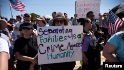 AQSh hukumatining immigratsiya siyosatiga qarshi norozilik namoyishi, Texas, 17-iyun, 2018-yil.