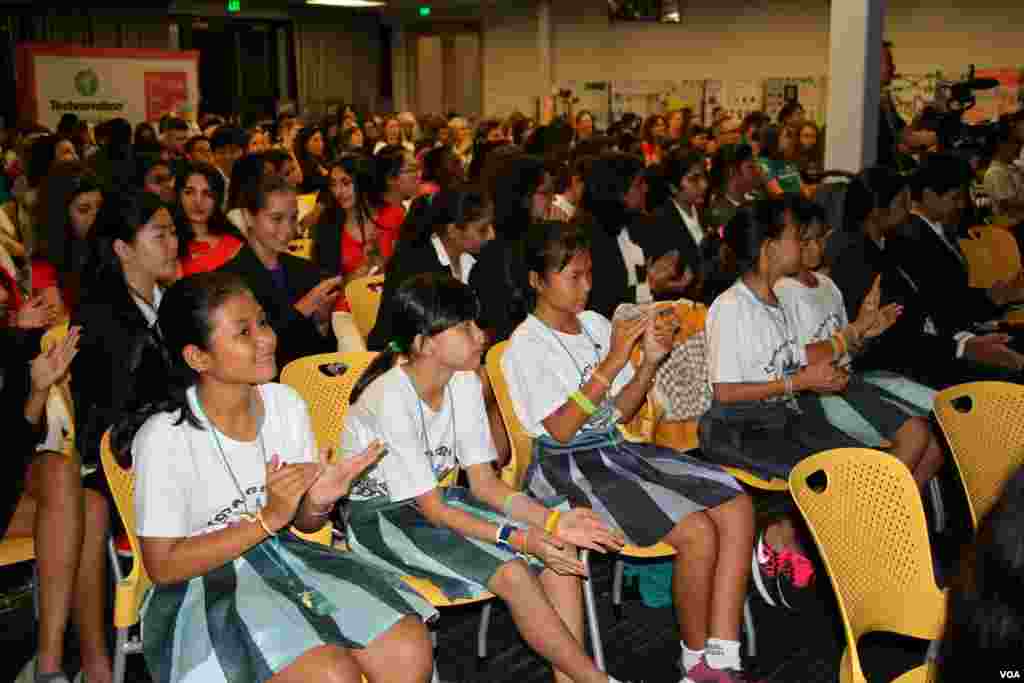 កុមារី​ទាំង​៥​ដែល​បាន​បង្កើត​កម្មវិធី​លក់​ផលិត​ខ្មែរ​តាម​ទូរស័ព្ទ Cambodia Identity Product អង្គុយ​នៅ​ក្នុង​ចំណោម​កុមារី​និង​យុវតី​​ពី​ប្រទេស​​ផ្សេង​ទៀត​ ខណៈ​ដែល​ពួក​គេ​កំពុង​រង់​ចាំ​វេន​ដើម្បី​ធ្វើ​ការ​បង្ហាញ​កម្មវិធី​នេះ (Pitch) នៅ​មុន​​​ការ​ប្រកួត​ផ្តាច់​ព្រ័ត្រ​ Technovation Challenge World Pitch Summit នៅ​ទី​ស្នាក់ការ​កណ្តាល​ក្រុមហ៊ុន Google ក្នុង​ទី​ក្រុង Mountain View រដ្ឋ​កាលីហ្វរញ៉ា សហរដ្ឋ​អាមេរិក កណ្តាល​តំបន់​បច្ចេកវិទ្យា Silicon Valley កាល​ពី​ថ្ងៃ​ពុធ ​ទី​០៩ ខែ​សីហា ឆ្នាំ​២០១៧។ (សឹង សុផាត/VOA)