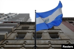La bandera nacional de El Salvador ondea en el edificio del Consulado salvadoreño en Manhattan, N.Y. Enero 8, 2018.