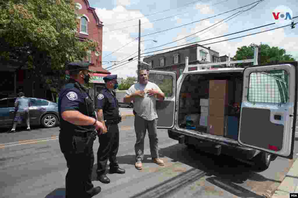 Carmelo Ureña, de 47 años, quien pasó más de dos décadas en prisión por delitos de drogas, hoy sirve como pastor y capellán en las cárceles de su ciudad. 