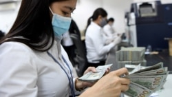 រូបឯកសារ៖ បុគ្គលិកធនាគារអេស៊ីលីដា រាប់ក្រដាសប្រាក់ដុល្លារ នៅក្នុងទីស្នាក់ការធនាគារអេស៊ីលីដា នៅរាជធានីភ្នំពេញ កាលពីថ្ងៃទី២៥ ខែឧសភា ឆ្នាំ២០២០។