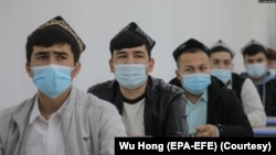 资料照：中国政府组织外国记者参观新疆乌鲁木齐伊斯兰学校里的少数民族学生上课。（2021年4月22日）