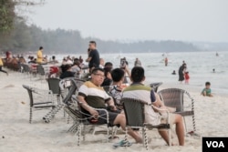 Chinese visitors at Ochheuteal Beach in Sihanoukville province, Cambodia, Feb 13, 2019. (Aun Chhengpor/VOA Khmer)