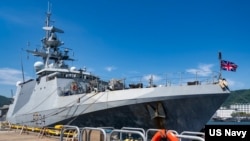 资料照片：英国海军皇家海军巡逻舰史佩号停靠在日本佐世保。(2025年6月5日，照片来自美国海军)