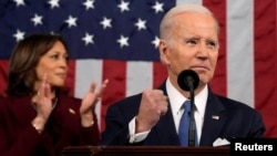 រូបឯកសារ៖ ប្រធានាធិបតី​សហរដ្ឋ​អាមេរិក​លោក ​Joe Biden និង ​លោកស្រី​អនុប្រធានាធិបតី ​Kamala Harris នៅ​ក្នុង​អំឡុង​ថ្លែង​សុន្ទរកថា​ប្រចាំ​ឆ្នាំ​ទៅ​កាន់​សភាជាតិ​ កាល​ពី​ថ្ងៃ​ទី​៧ ខែ​កុម្ភៈ ឆ្នាំ​២០២៣។