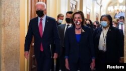 ဒီမိုကရက်အမတ်တွေနဲ့ တွေ့ဆုံဆွေးနွေးဖို့ လွှတ်တော်ကိုရောက်လာတဲ့ အမေရိကန်သမ္မတ Joe Biden. (အောက်တိုဘာ ၁၊ ၂၀၂၁)