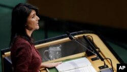 ឯកអគ្គរដ្ឋទូត​សហរដ្ឋអាមេរិក​ប្រចាំ អ.ស.ប. អ្នក​ស្រី​​ Nikki Haley ថ្លែង​នៅ​ក្នុង​មហា​សន្និបាត​អង្គការ​សហប្រជាជាតិ​កាលពី​ថ្ងៃទី​ព្រហស្បតិ៍ទី​២១ ធ្នូ ២០១៧។