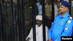 L'ancien président soudanais Omar el-Béchir, dans sa cellule du tribunal où il est jugé, à Khartoum, au Soudan, le 19 août 2019.