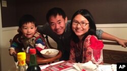  «زی یو وانگ» در کنار همسر و پسرش. عکس از اسوشیتدپرس از دانشگاه پرینستون