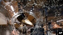 Saqueos en varios comercios icónicos de Nueva York se registraron la noche del 1 de junio de 2020, después de las continuas protestas contra la muerte de George Floyd.