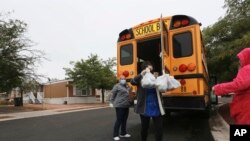 Arhivska fotografija iz septembra 2020: Radnice u školi raznose hranu ugroženima tokom pandemije kovida-19 (Foto: AP/Cedar Attanasio)