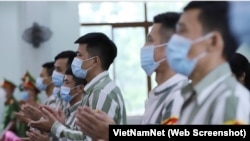 Những phạm nhân chờ quyết định đặc xá ở trại giam Vinh Quang ở tỉnh Vĩnh Phúc của Việt Nam năm 2022.