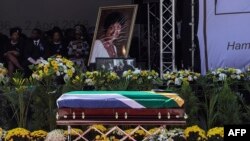 Jeneza lililokuwa na mwili wa Bi Winnie Madikizela-Mandela wakati wa mazishi yake tarehe 14 Aprili, 2018.