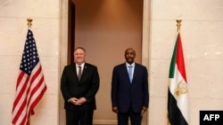 Le secrétaire d'État américain Mike Pompeo (à gauche) avec le chef du Conseil souverain du Soudan, le général Abdel Fattah al-Burhan, à Khartoum, le 25 août 2020.