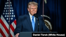 资料照片：2025年11月26日，美国总统唐纳德·特朗普在佛罗里达州棕榈滩的海湖庄园就两名国民警卫队士兵在华盛顿特区遭枪击事件向全国发表讲话。