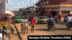 Une scène de vie quotidienne à Daloa, Côte d’Ivoire, septembre 2017. (VOA/ Georges Ibrahim Tounkara)