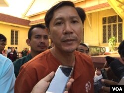 Ny Sokha, Adhoc's rights defender, was at Supreme Court after hearing the verdict on November 30, 2016. (Kann Vicheika/VOA Khmer)