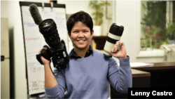 Warangkana Chomchuen aparece en su oficina del Servicio Tailandés de VOA. (Foto: Pinitkarn Tulachom / VOA Thai) 