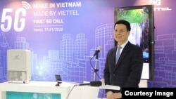 Vietnam's Minister of Information and Communications, Nguyen Manh Hung, joined other officials on Jan. 17, 2020 to demonstrate homegrown 5G technology developed by the Viettel Group. (Minister of Information and Communications)