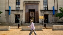 រូបឯកសារ៖ បុរស​ម្នាក់​ដើរកាត់​អគារ​ទីស្នាក់ការ​របស់​សំឡេងសហរដ្ឋ​អាមេរិក VOA ក្នុង​រដ្ឋធានី​វ៉ាស៊ីនតោន សហរដ្ឋ​អាមេរិក។