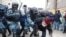 Policías rusos arrestan a un manifestantes durante un acto en apoyo al encarcelado líder Alexei Navalny en Moscú el 31 de enero.