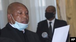 Le nouveau Premier ministre Moeketsi Majoro du Lesotho prête serment à Maseru, Lesotho, le 20 mai 2020.