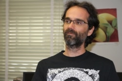 រូប​ឯកសារ៖ លោក Alejandro Gonzalez Davidson ស្ថាបនិកនៃមាតាធម្មជាតិ នៅទីស្នាក់ការវិទ្យុសំឡេងសហរដ្ឋអាមេរិក នៅរដ្ឋធានីវ៉ាស៊ីនតោន សហរដ្ឋអាមេរិក ថ្ងៃទី៩ ខែឧសភា ឆ្នាំ២០១៩។ (សាយ មុន្នី/VOA)