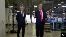 CEO Apple Tim Cook dan Presiden Donald Trump berbincang saat mengunjungi pabrik Apple manufacturing di Austin, Texas, 20 November 2019.