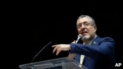 ARCHIVO - Bernardo Arévalo, candidato presidencial del Movimiento Semilla, durante su acto de cierre de la campaña electoral en la plaza de la Constitución de la Ciudad de Guatemala, el 16 de agosto de 2023.
