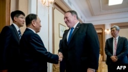 Američki državni sekretar Majk Pompeo rukuje se sa Kim Jong Čolom pre sastanka Pjongjangu (Foto: AFP/POOL/ Andrew Harnik)