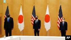 នាយករដ្ឋមន្ត្រី​ជប៉ុន លោក Yoshihide Suga (ស្ដាំ) រដ្ឋមន្ត្រី​ការបរទេស​សហរដ្ឋ​អាមេរិក លោក Antony Blinken (កណ្ដាល) និង​រដ្ឋមន្ត្រី​ការពារ​ប្រទេស​​របស់​សហរដ្ឋ​អាមេរិក លោក Lloyd Austin (ឆ្វេង) ថតរូប​ជុំ​គ្នា​ ក្នុង​ជំនួប​មួយ​នៅ​ទីក្រុង​តូក្យូ ថ្ងៃទី១៦ ខែមីនា ឆ្នាំ២០២១។ 