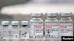 Frascos de vacunas contra COVID-19 de Pfizer y Moderna. [Reuters]