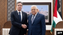 El presidente de la Autoridad Palestina, Mahmud Abbas, y el secretario de Estado de Estados Unidos, Antony Blinken, se dan la mano antes de una reunión en Ramallah, el 30 de noviembre de 2023.