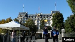 ប៉ូលិស​នៅ​ទីក្រុង Lausanne ឈរ​​យាម​កាម​នៅ​ខាង​ក្រៅវាំង​ Beau-Rivage មុន​ពេល​កិច្ច​ពិភាក្សា​ស៊ីរីនៅ​ប្រទេស​ស្វីស​កាល​ពី ថ្ងៃទី ១៥​ តុលា ២០១៦។