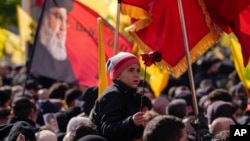 লেবাননের রাজধানী বৈরুতে হিজবুল্লাহ'র প্রয়াত নেতা হাসান নাসরাল্লাহ'র জানাজায় অংশ নেয়া এক শিশু। ফটোঃ ২৩ 