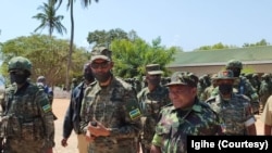 Kagame (no centro) e Nyusi (direita), em Cabo Delgado