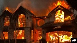 Լոս Անջելեսին հարակից Փեսիֆիք Փելիսեյդս բնակավայրում բռնկված հրդեհը։ Հունվարի 8, 2025թ․։