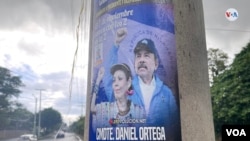 Cartel con la imagen del presidente de Nicaragua, Daniel Ortega, junto a su esposa, la vicepresidenta Rosario Murillo, en una calle de Managua, Nicaragua. 