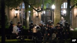 เจ้าหน้าที่ตำรวจของนครนิวยอร์กจับกุมผู้ประท้วงสนับสนุนปาเลสไตน์ ที่มหาวิทยาลัยโคลัมเบีย นครนิวยอร์ก เมื่อวันที่ 30 เม.ย. 2024