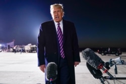 Rais Donald Trump akitoa rambirambi juu ya kifo cha Jaji Ruth Bader Ginsburg baada ya kampeni yake uwanja wa ndege wa Bemidji Airport, Bemidji, Minnesota, Sept. 18, 2020.