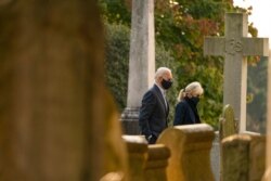 ​ El candidato presidencial demócrata, el exvicepresidente Joe Biden y su esposa Jill Biden, llegan a la misa en la iglesia católica romana St. Joseph On the Brandywine en Wilmington, Delaware, el domingo 18 de octubre de 2020. ​