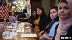 La vicepresidenta de Estados Unidos, Kamala Harris, se reúne con beneficiarios del programa DACA en su oficina ceremonial, en el Complejo de la Casa Blanca en Washington DC, el 22 de julio de 2021.