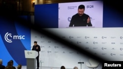 ယူကရိန်းသမ္မတ Volodymyr Zelenskiy မြူးနစ်လုံခြုံရေးညီလာခံမှာ မိန့်ခွန်းပြောနေစဉ်