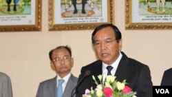 រូបឯកសារ៖ លោក ​ប្រាក់ សុខុន រដ្ឋមន្រ្តី​ថ្មី​នៃ​​​ក្រសួង​ការបរទេសនិង​សហប្រតិបត្តិការ​អន្តរជាតិ​កម្ពុជា​ថ្លែង​​ទៅកាន់​អ្នក​សារព័ត៌មាន​នៅ​ក្នុង​ជំនួបទ្វេភាគី​​ជាមួយ​រដ្ឋមន្រ្តីក្រសួង​ការបរទេស​នៃ​សាធារណៈ​រដ្ឋ​ប្រជាមានិត​ចិនលោក ​វ៉ាង យី (ួWang Yi) នៅថ្ងៃ​សុក្រទី២២ ​ខែ​មេសា​ ឆ្នាំ​២០១៦ នៅរាជធានី​ភ្នំពេញ។ (ឡេង ឡែន/VOA)