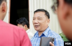 លោក​ ស៊ឹម​ វុទ្ធី​ ស្នង​ការរង​នគរបាល​រាជធានី​ភ្នំពេញ​ទទួល​ផែន​សន្តិសុខ​ ថ្លែងទៅកាន់អ្នក​សារព័ត៌មាន​អំពីការ​ការបញ្ជូនអ្នកសារព័ត៌មាន​វិទ្យុអាស៊ី​សេរី​ ទៅ​អគ្គ​ស្នងការ​នគរបាលជាតិ​ នៅរាជធានីភ្នំពេញ​ ​នៅ​ថ្ងៃទី​១៥​ ខែ​វិច្ឆិកា​ ឆ្នាំ​២០១៧។​ (ខាន់​ សុគុំមនោ/VOA)