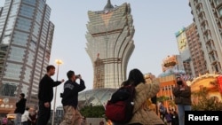 中國遊客在澳門新葡京賭場外拍照。 (2023年1月24日)