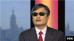 陳光誠在紐約接受美國之音採訪 (美國之音拍攝)