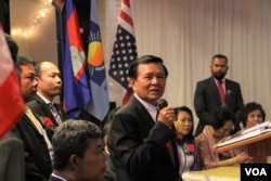 លោក កឹម សុខា ប្រធាន គណបក្សសង្គ្រោះ​ជាតិ ក្នុង​កម្មវិធី​ជួប​ជុំ​អ្នក​គាំទ្រគណបក្ស​សង្គ្រោះ​ជាតិ ​នៅ​ភោជនីយដ្ឋាន Hai Tien ទីក្រុង Philadelphia រដ្ឋ​ Pennsylvania សហរដ្ឋ​អាមេរិកកាលពីថ្ងៃទី ២៨ ខែមេសា ឆ្នាំ ២០១៧។ (សឿន វឌ្ឍនា/VOA)