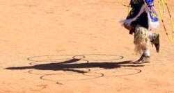 Apachi qabilasi o'z udumlarini saqlab qolgan lekin boshqa tub jamoalar singari kambag'al