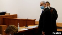 Le Premier ministre israélien Benjamin Netanyahu dans la salle d'audience lors de l'ouverture de son procès pour corruption au tribunal de district de Jérusalem, le 24 mai 2020. 